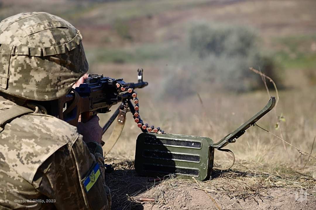 Украинский защитник целится во врага