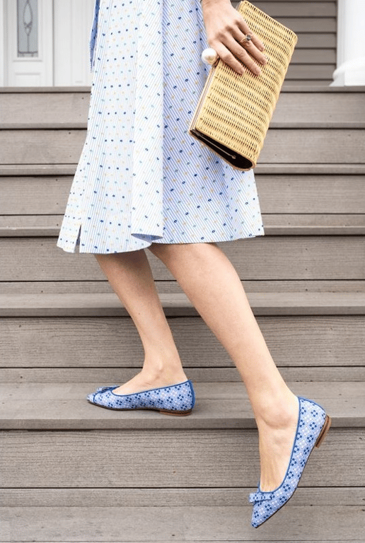 Девушка в платье и балетках