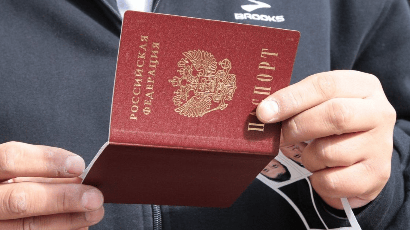 Береш паспорт РФ і повістка у подарунок — як окупанти дурять мешканців Маріуполя