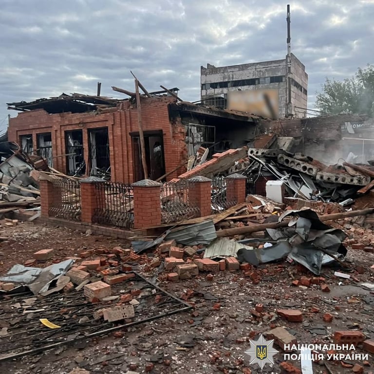 Зруйнована будівля після російського удару на Харківщині