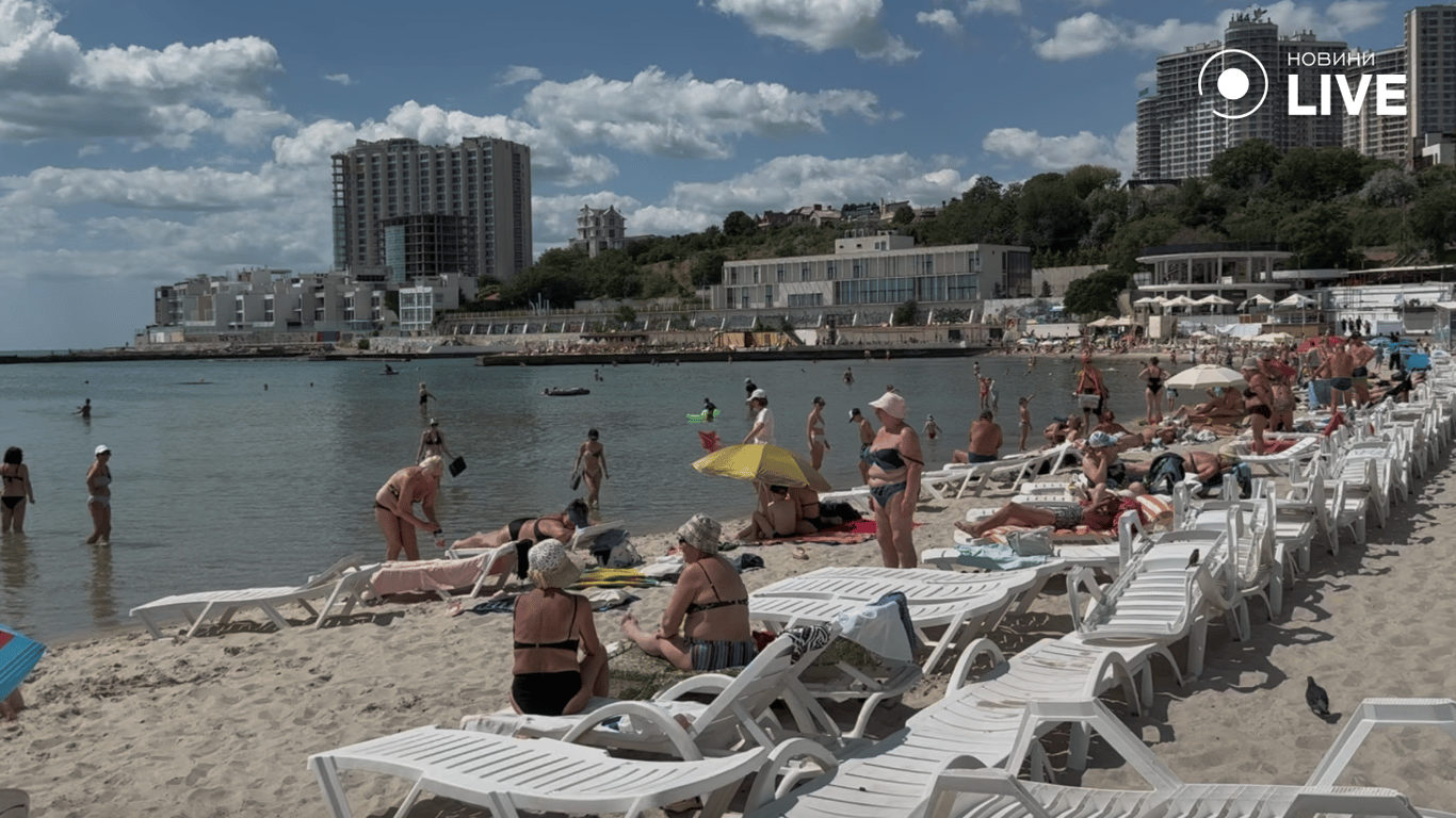 Люди на пляжі в Аркадії