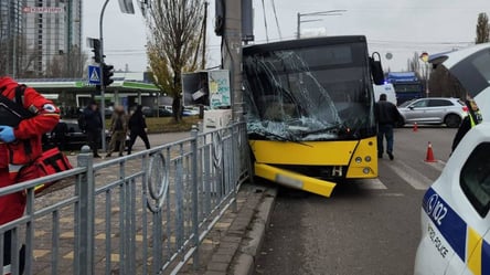 У Києві маршрутка влетіла в стовп — є багато постраждалих - 290x160