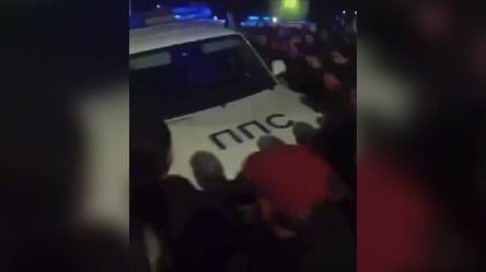 В Дагестане напали на авто полиции, власти РФ пугают погромщиков 15 годами тюрьмы - 285x160