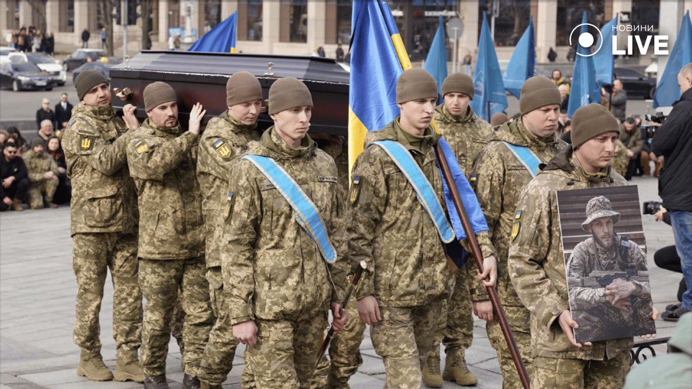 Військові несуть труну загиблого Василя Ратушного