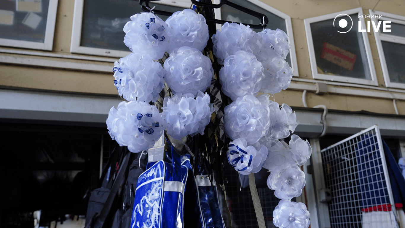 Банты на прилавке. Фото: Новини.LIVE 