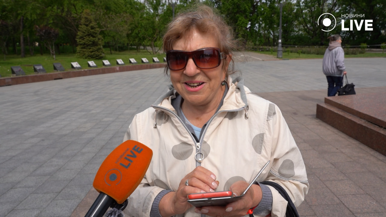 Одесити несуть квіти да пам'ятних місць — яка ситуація на Алеї слави - фото 4