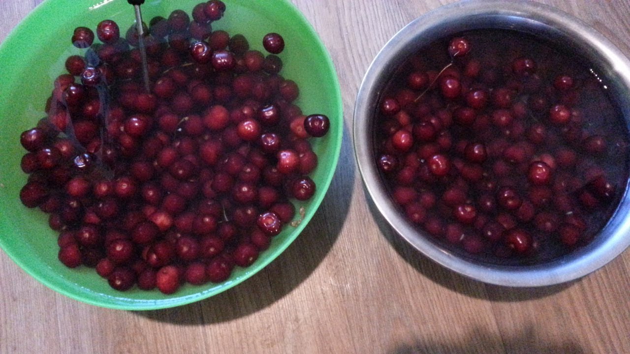 Черешня, замоченная в воде с солью