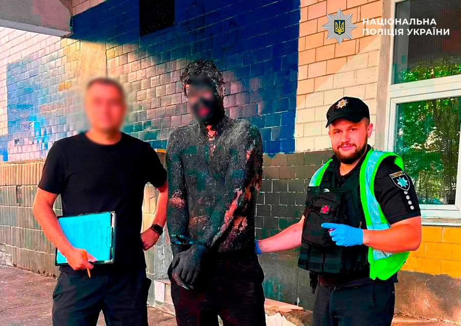 В Киеве мужчина залез в бочку со смолой, чтобы ограбить магазин - фото 2