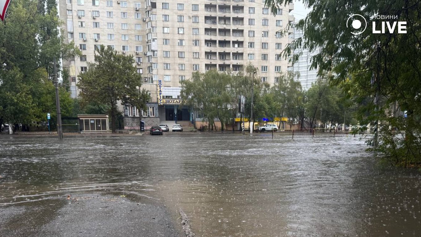 В Одесі вирує негода, рух дорогами ускладнено