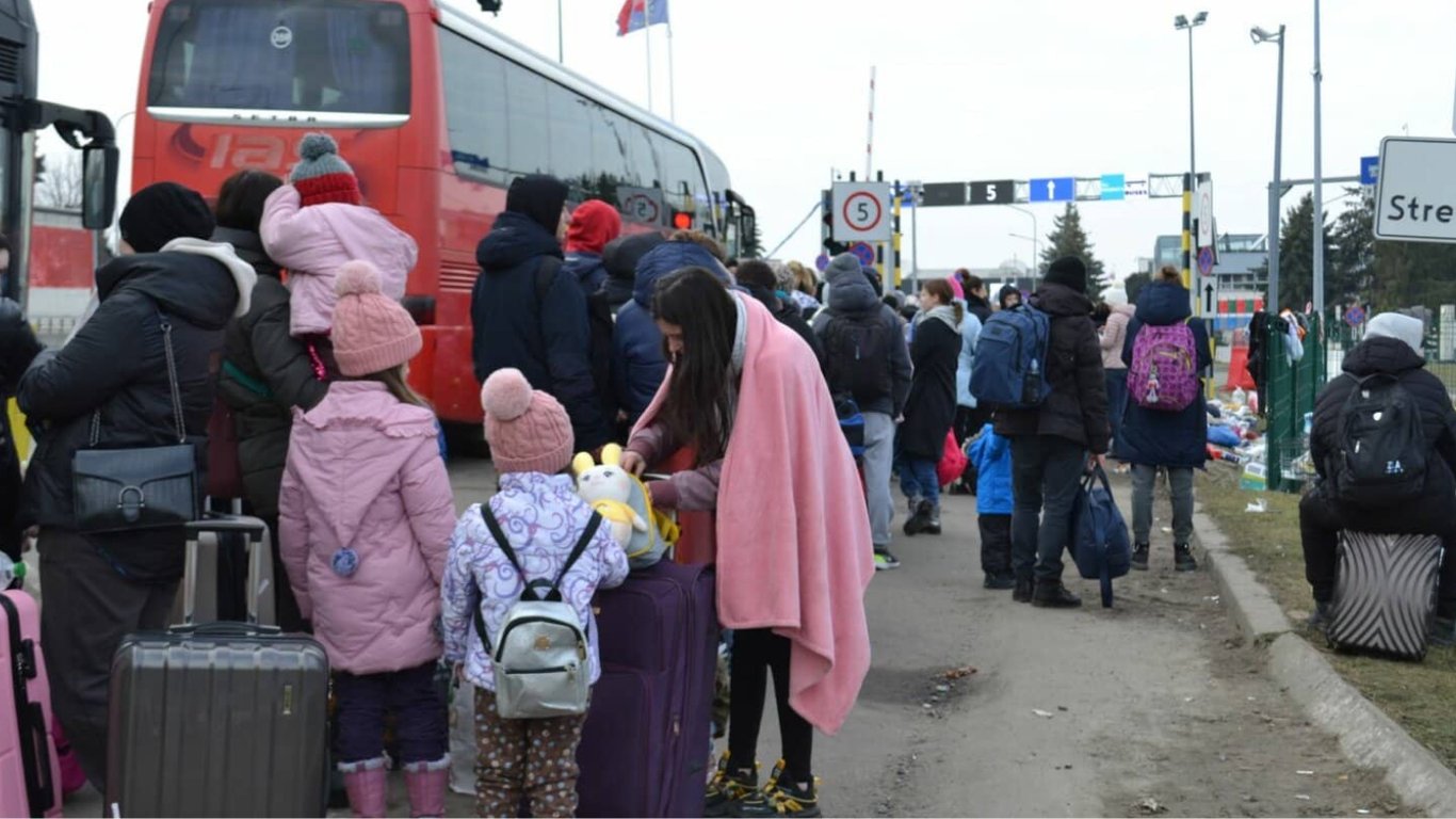 Канада продлила действие разрешения на экстренные поездки украинцев