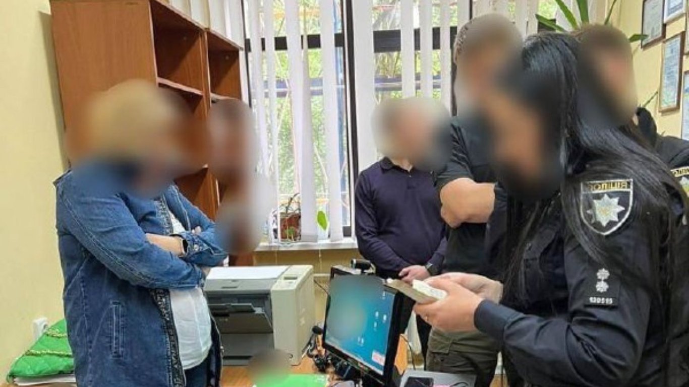 Вимагала хабар за успішний захист магістерської роботи: на Київщині судитимуть викладачку