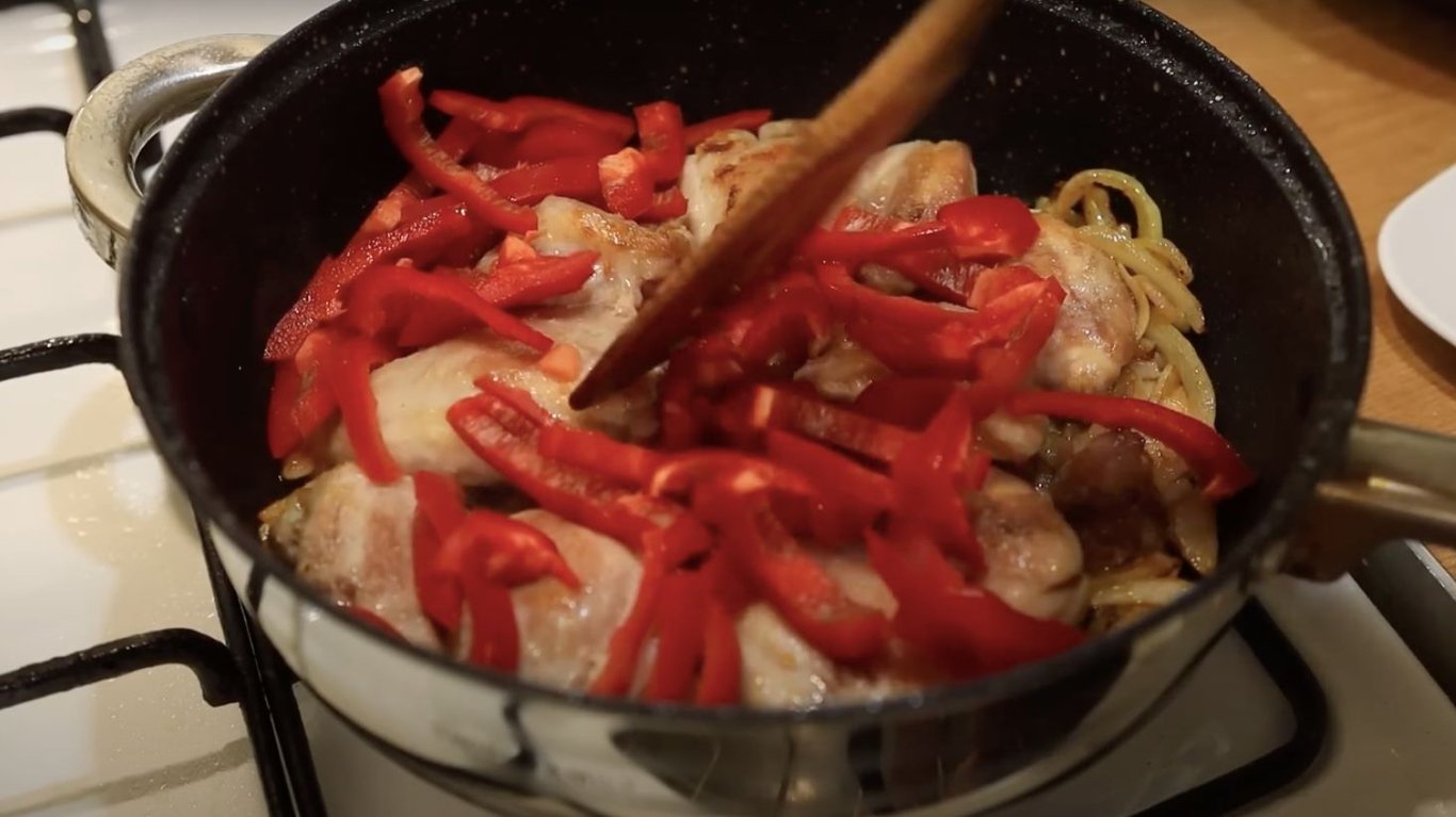 курица в томатной соусе 