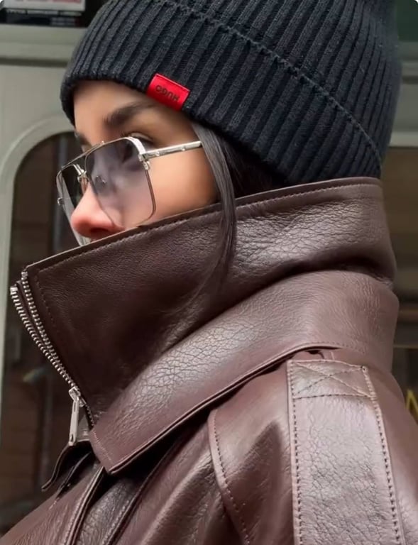 Куртка з високим коміром в тренді