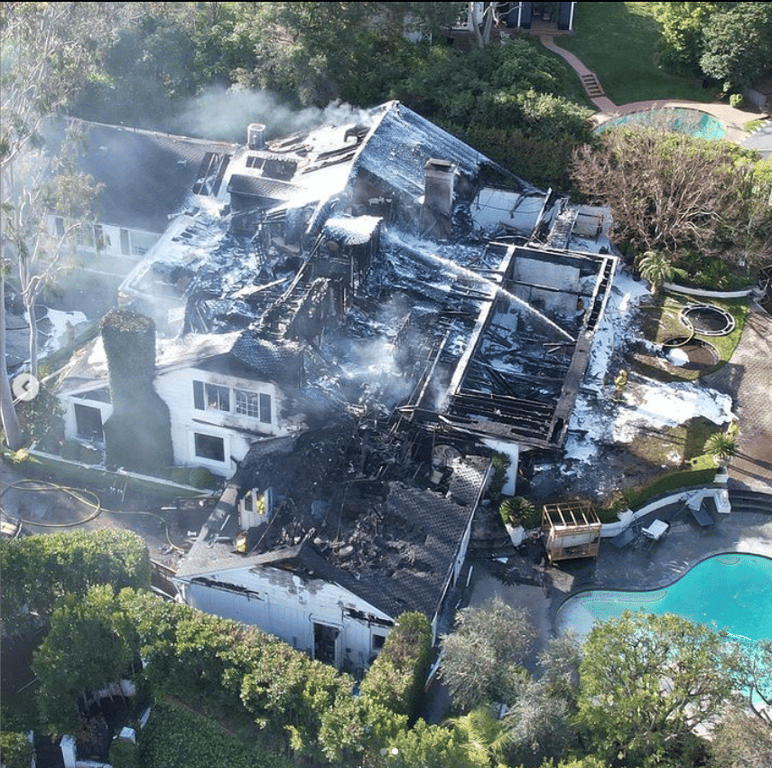 Огонь разрушил дом Кары Делевинь за 7 млн долларов - фото 1