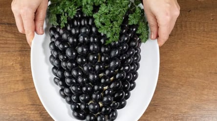 Новогодний салат "Виноградная гроздь" — самый красивый на столе - 285x160