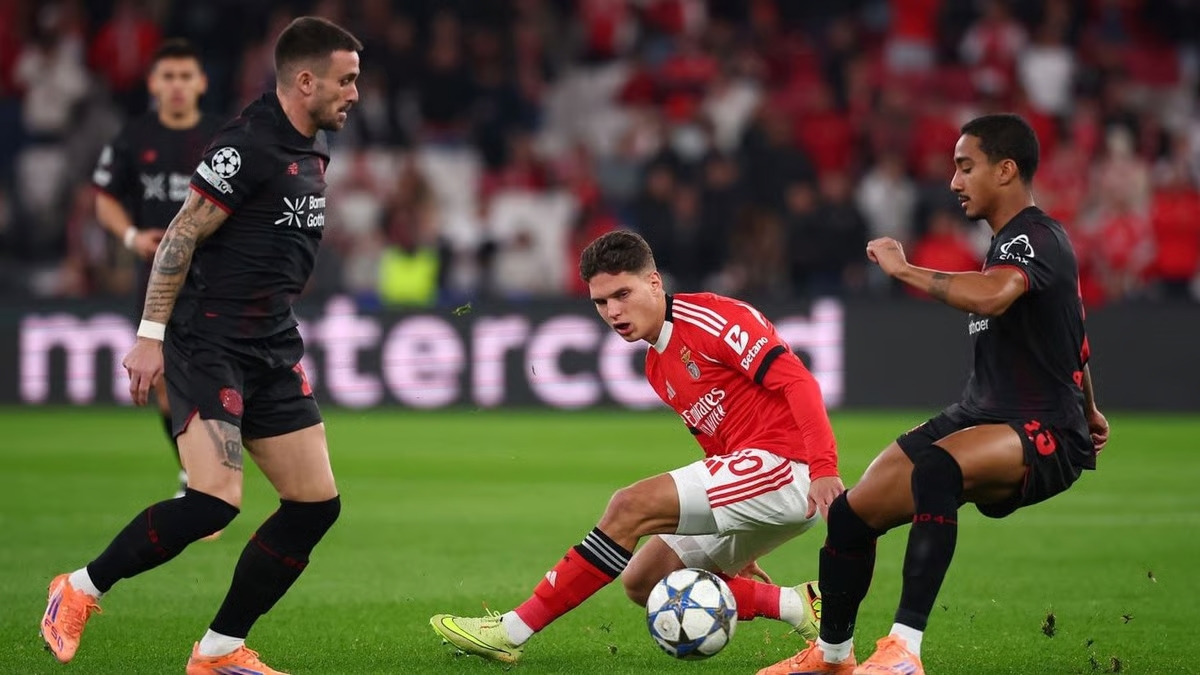 Георгий Судаков в матче за Бенфику