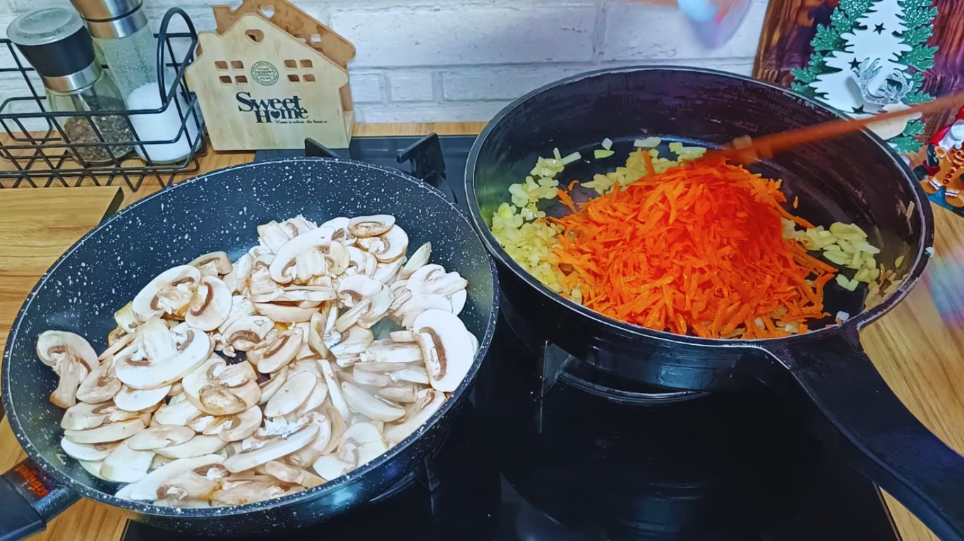 салат з куркою, грибами та чорносливом