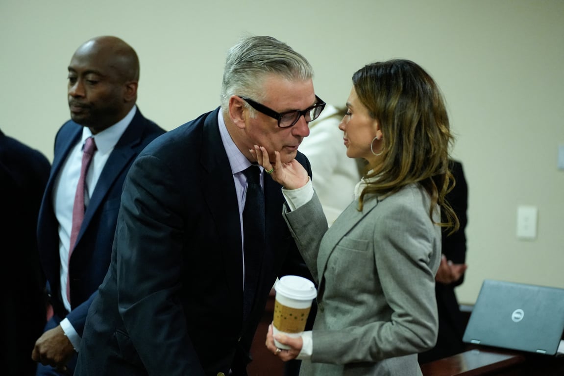 Актор Алек Болдвін у залі суду з дружиною Гіларією Болдвін