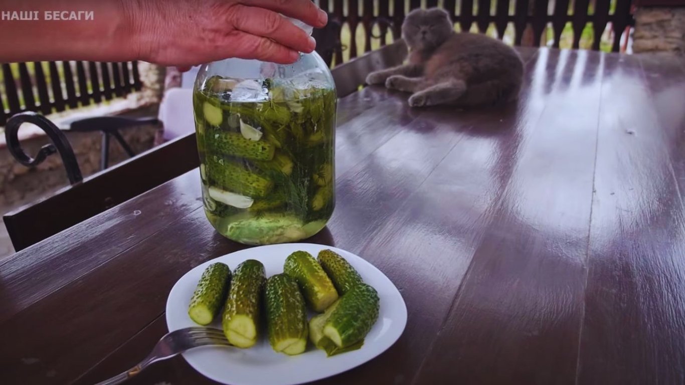 Рецепт хрумких малосольних огірків в банці — відео