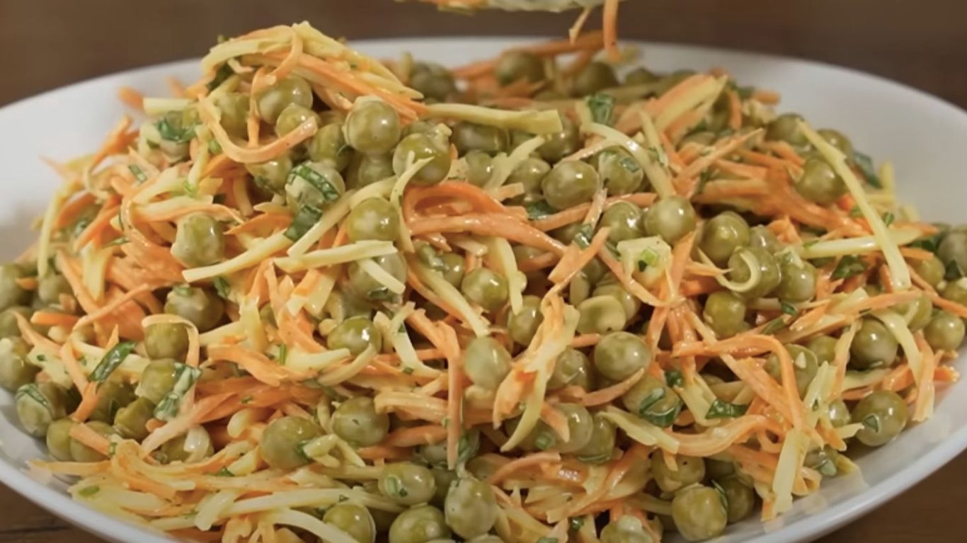 салат з морквою, сиром і горошком