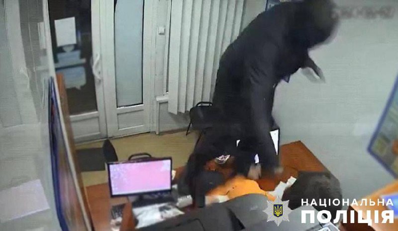 Пограбував фінустанову у столиці взимку 2024 року