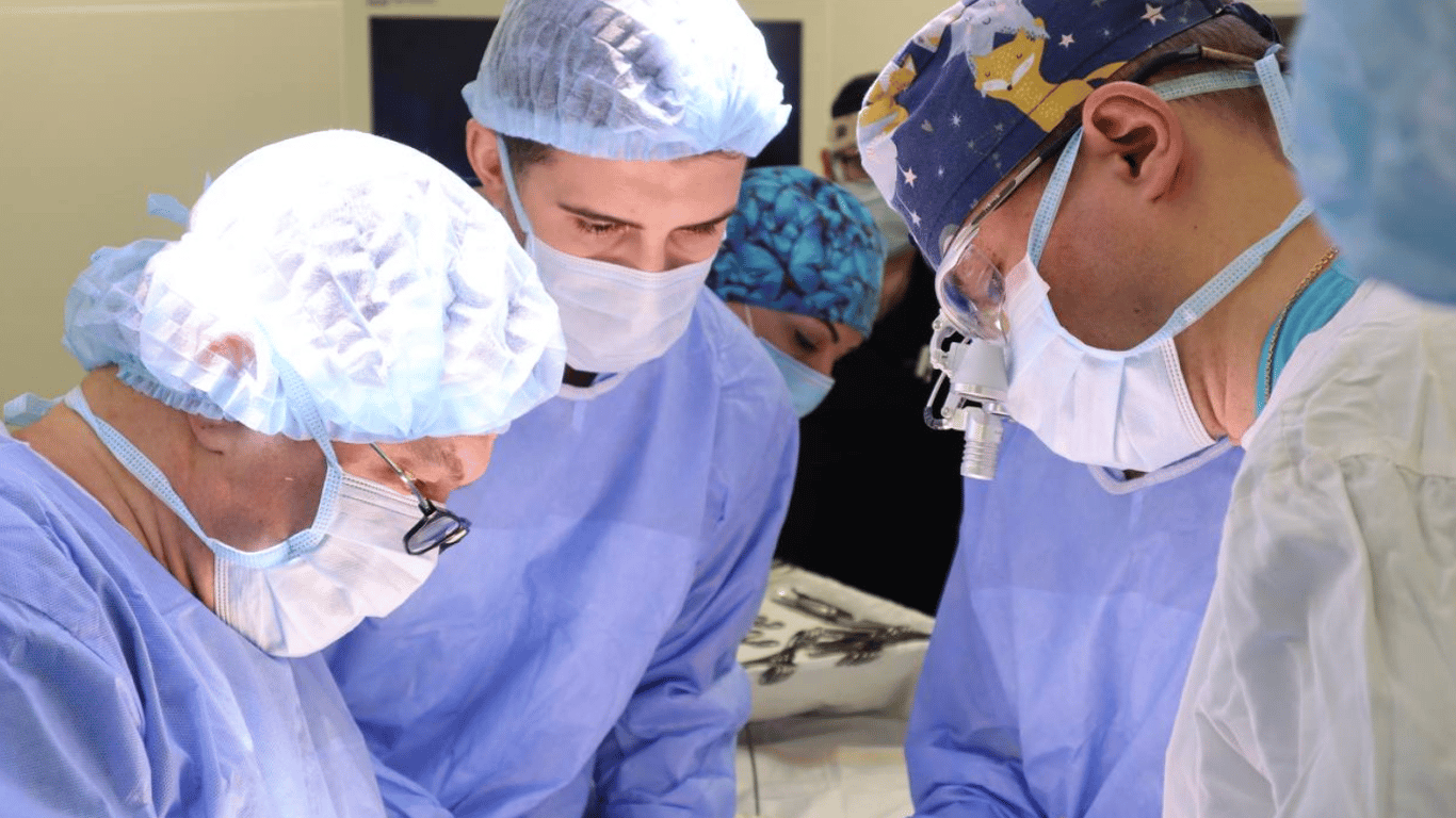 В Украине впервые провели операцию на грудной клетке ребенка, который не мог полноценно дышать