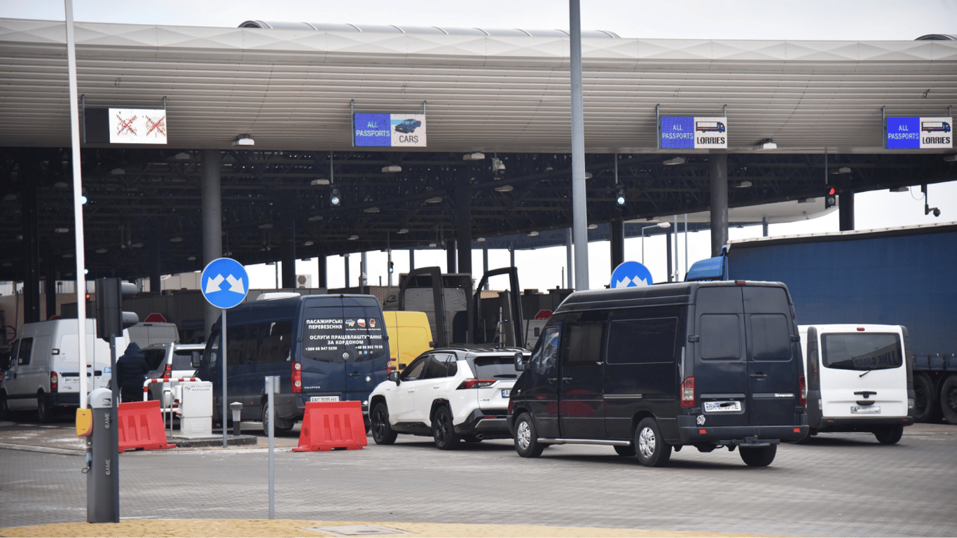 На границе с Польшей фиксируются большие очереди из авто