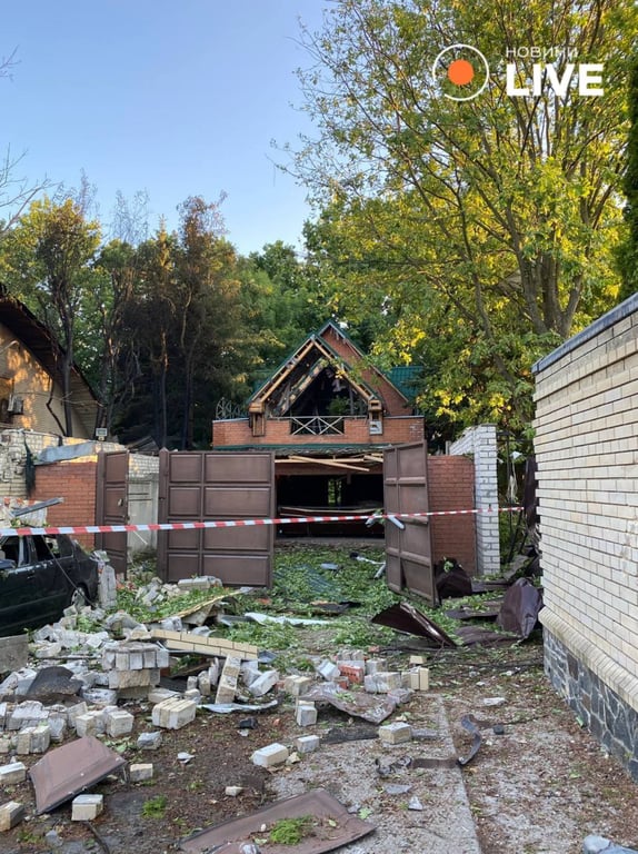Последствия обстрела дома волонтера Юрия Сапронова в Харькове 24 июля
