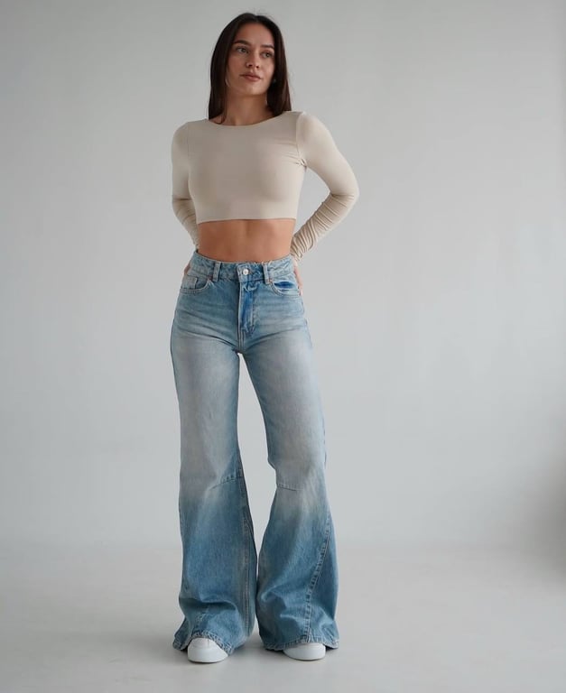 Джинси-кльош буде в тренді цього року і класно поєднується з топом