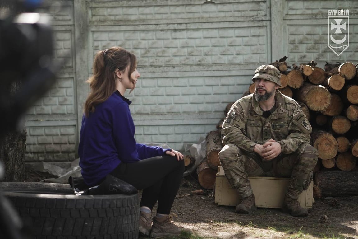 Офіцер бригади "Буревій" Віталій Марків спілкується з журналістами Новини.LIVE. Фото: Новини.LIVE