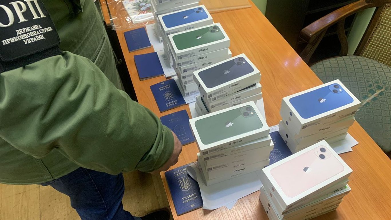 Львів’янок затримали на кордоні з контрабандною партією техніки Apple