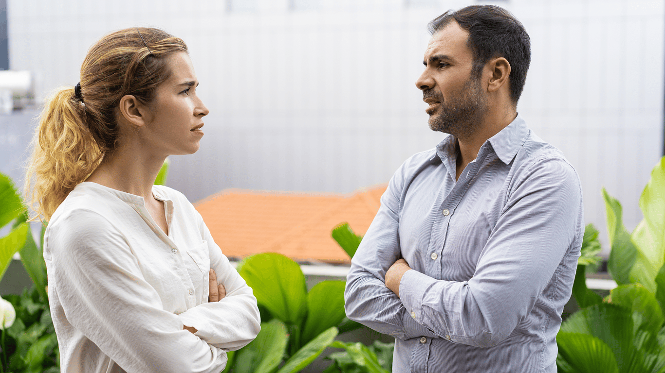 Який комплімент ображає жінок