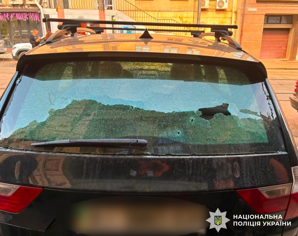 В центрі Києва перехожий розстріляв іномарку під час конфлікту з водієм - фото 1