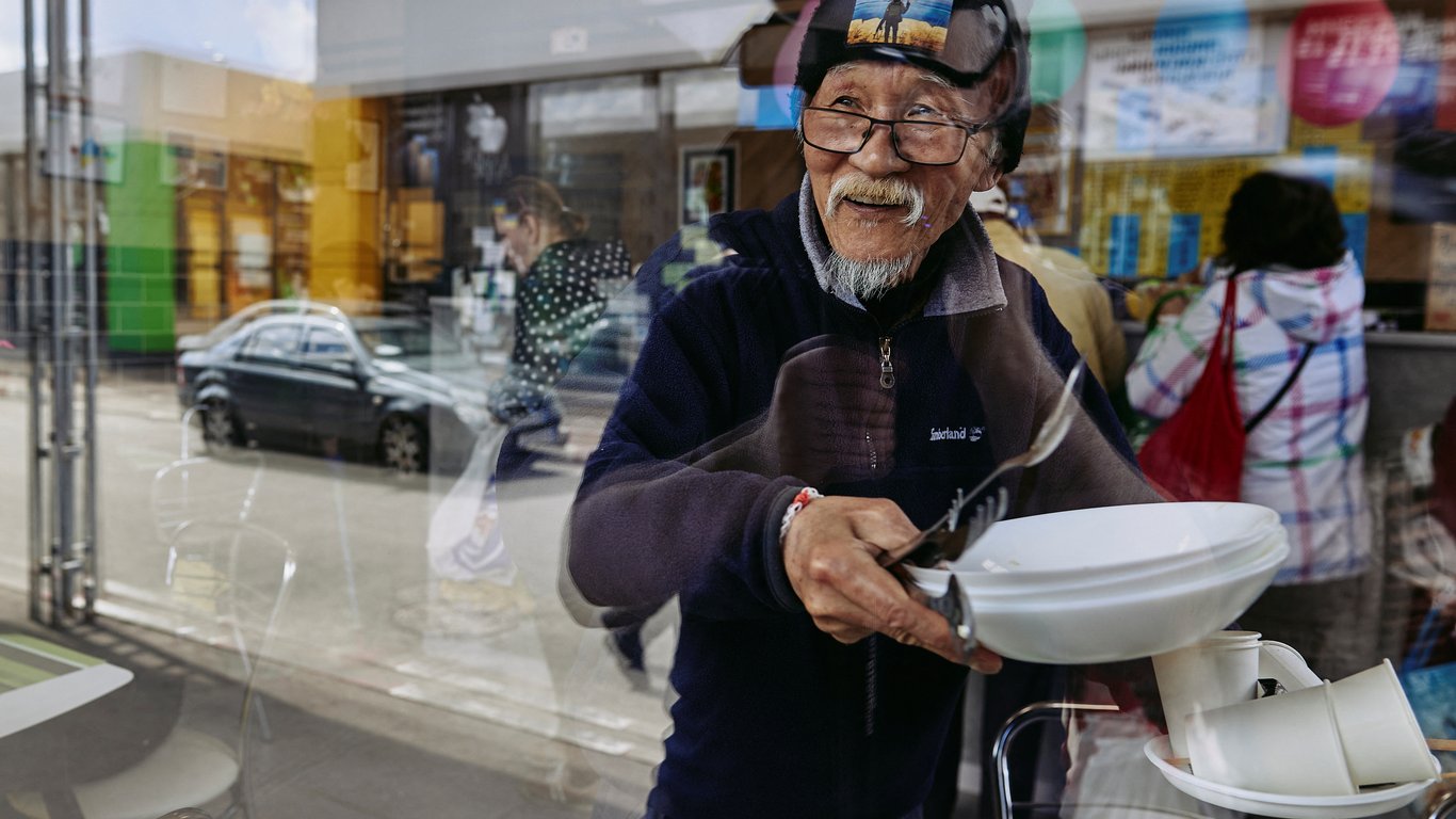 "Самурай буде голодним, але нагодує інших": японець відкрив у Харкові кафе із безкоштовною їжею