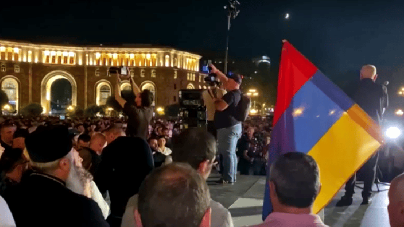 Спалюють паспорти РФ: в Єревані тривають сутички між поліцією та протестувальниками
