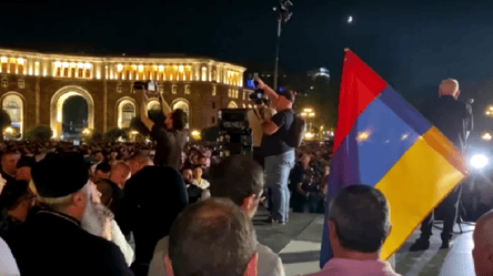 Сжигают паспорта РФ: в Ереване продолжаются стычки между полицией и протестующими - 285x160