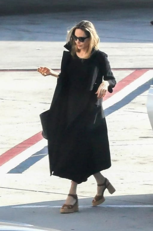 Анджеліна Джолі полюбляє підбори навіть під час мандрівок на літаку - фото 1