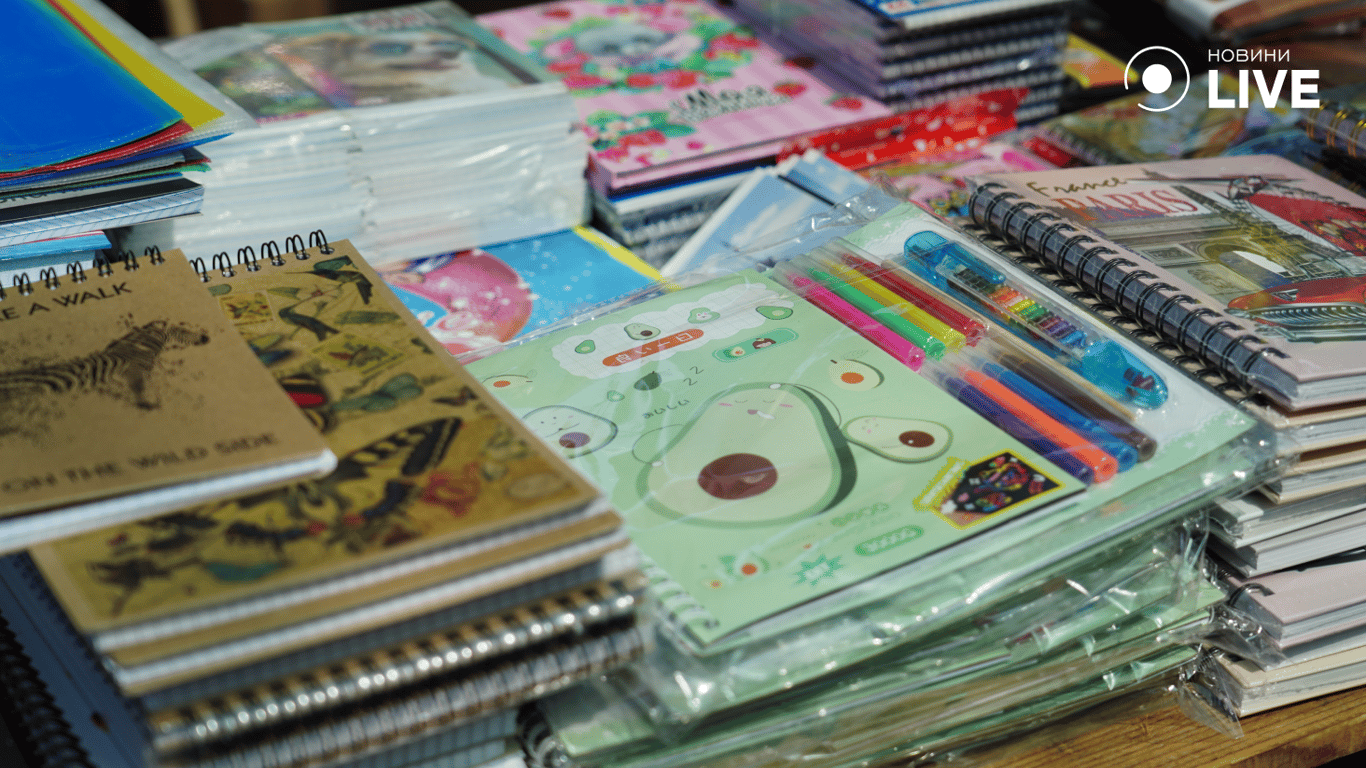 Блокноты и канцелярия для людей. Ассортимент рюкзаков на рынке. Фото: Новини.LIVE 