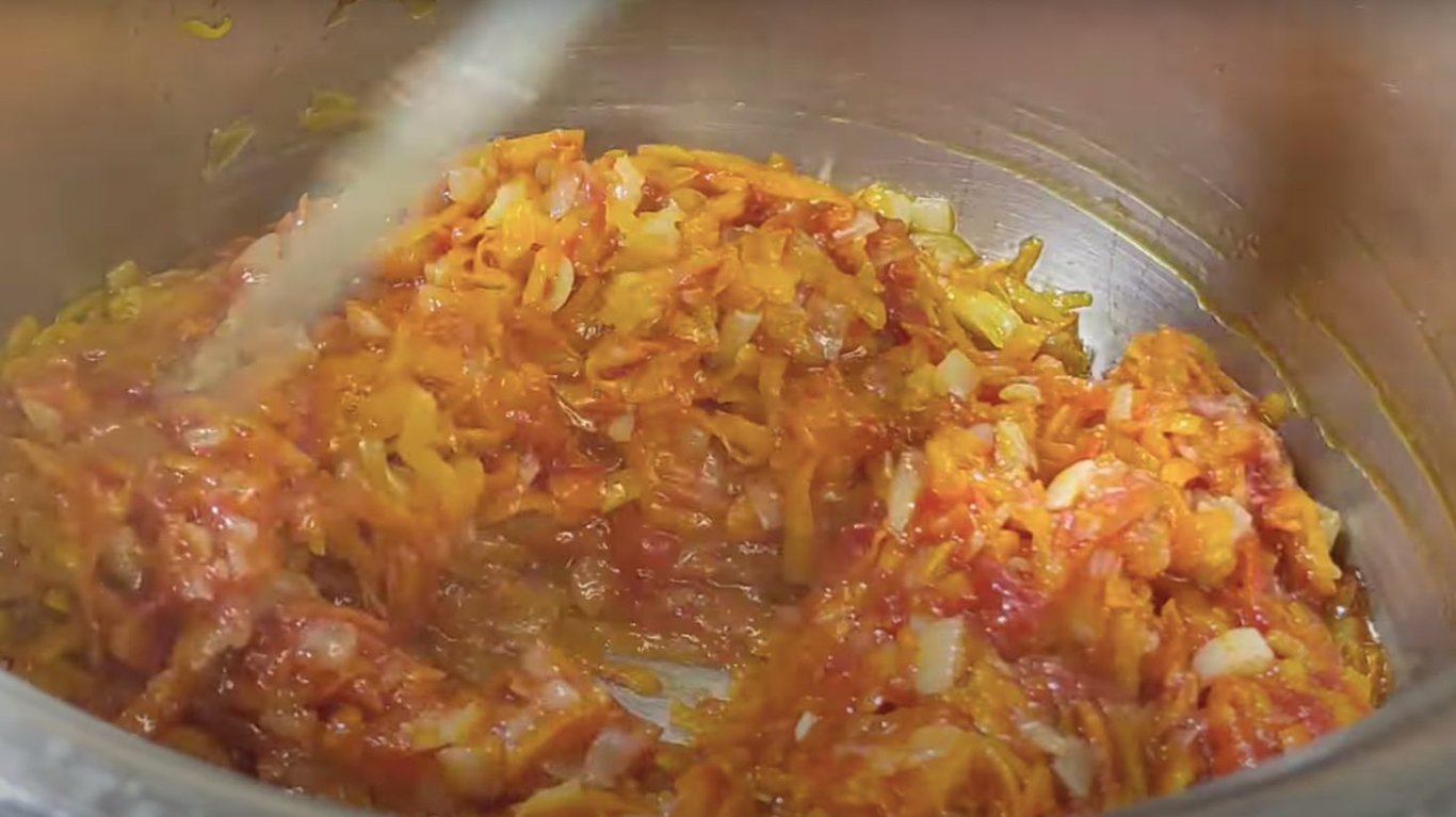 приготовление салата на зиму с сардинами и кабачками.