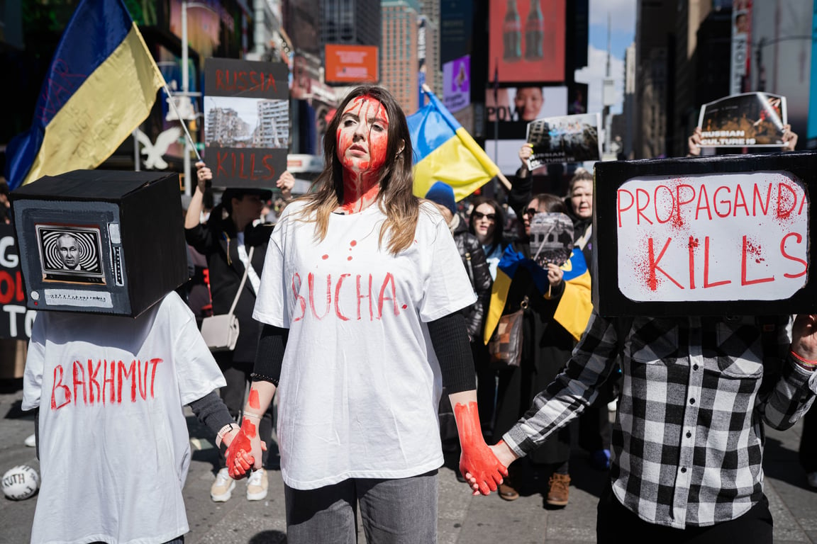 У Нью-Йорку українські активісти влаштували масштабну акцію проти російської культури - фото 7