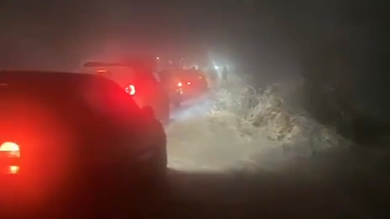 Свирепствует непогода — на Сходницком перевале во Львовской области застряли десятки авто