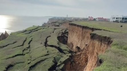 На Одещині берег сповзає до моря: відео зсуву в Санжейці - 290x160