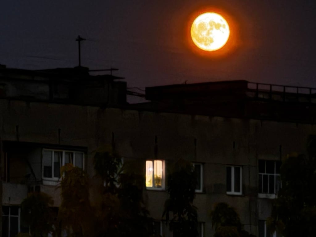 "Полунична" повня над Львовом у ніч проти 11 червня 2025 року