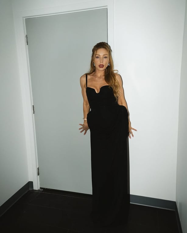 Тина Кароль поразила фанов в платье 