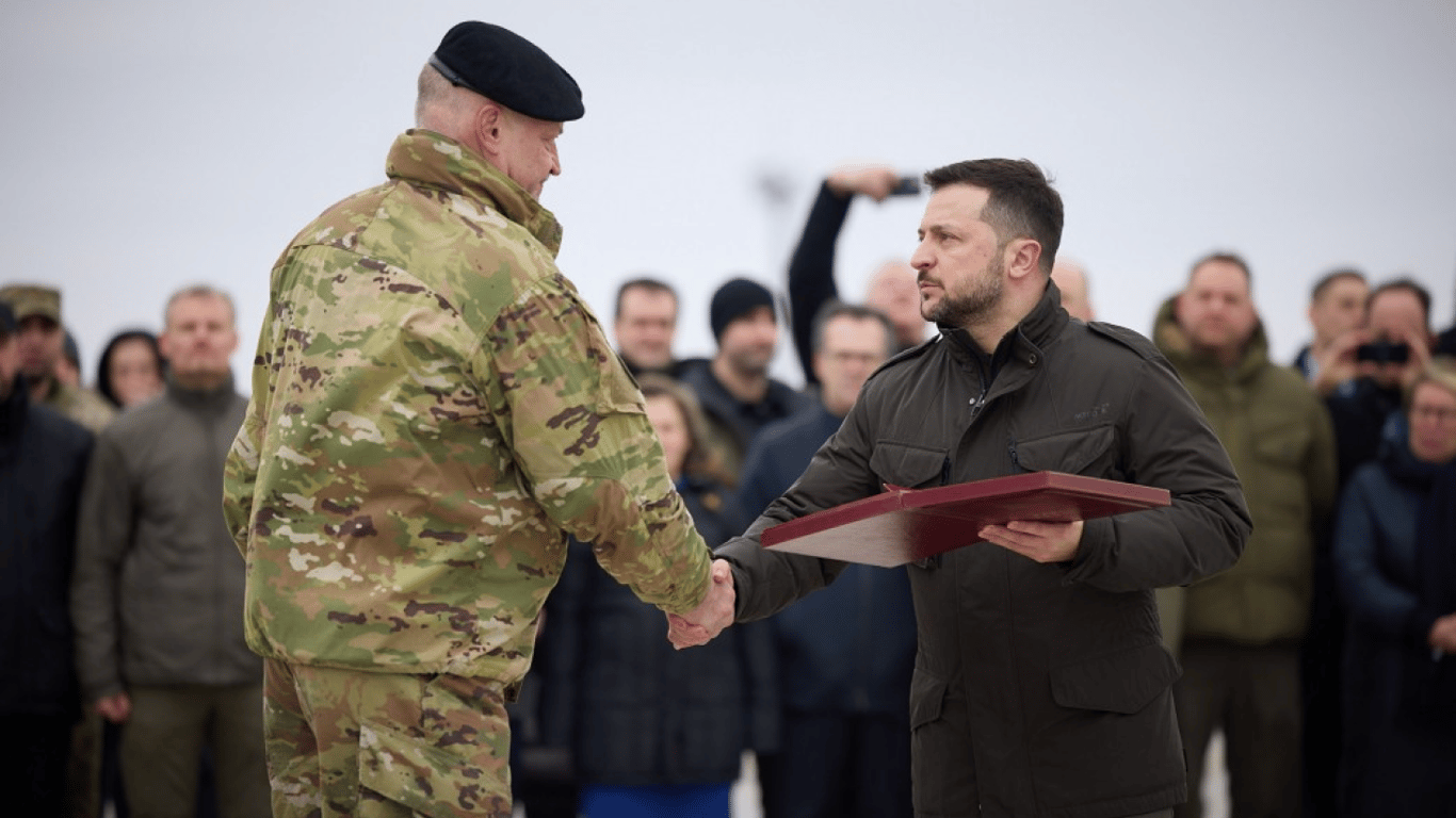 Зеленский наградил украинских военных в Гостомеле