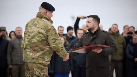 Зеленский наградил украинских военных в Гостомеле - 285x160