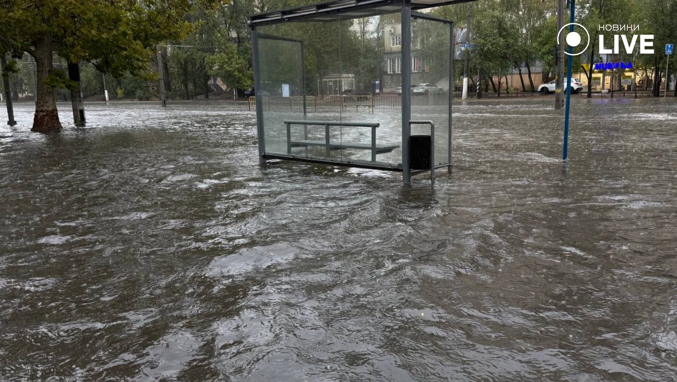 В Одесі вирує негода, рух дорогами ускладнено