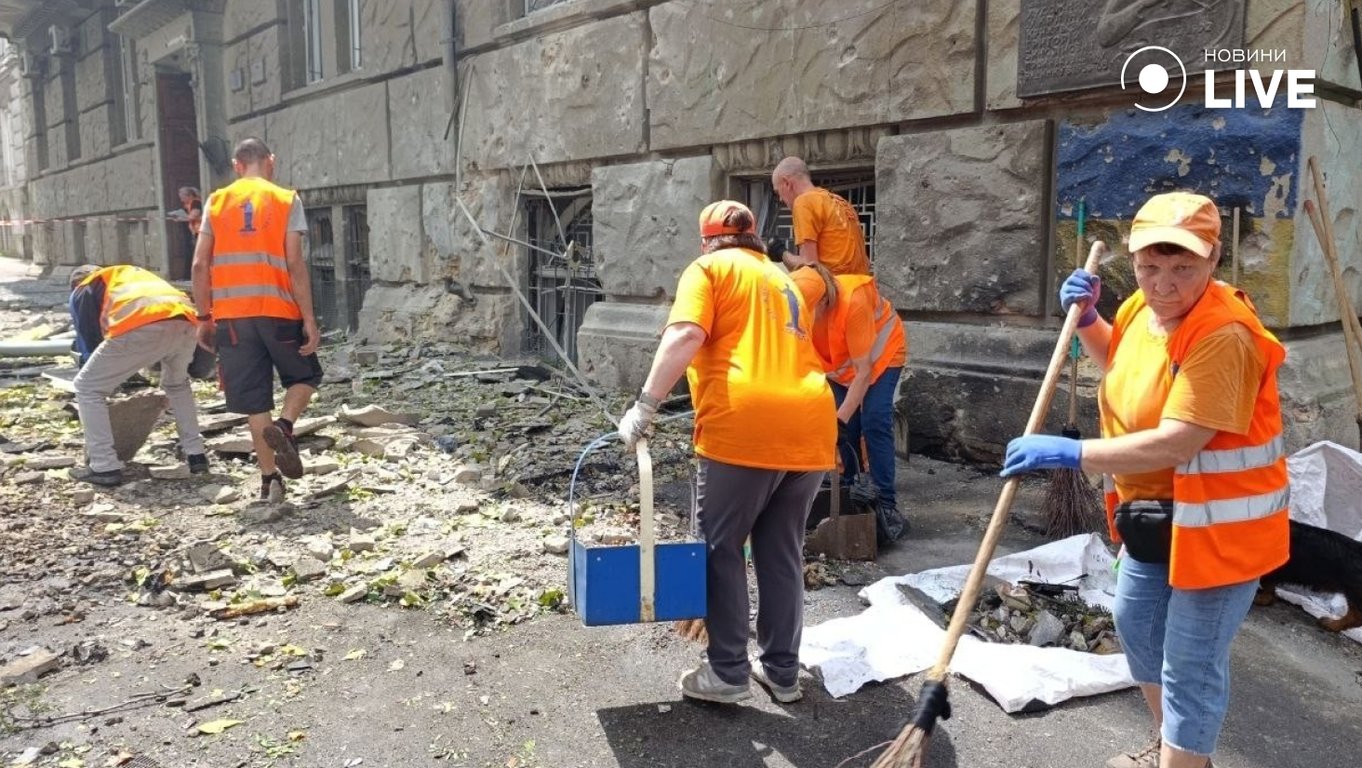 Фото наслідків атаки на центр Одеси