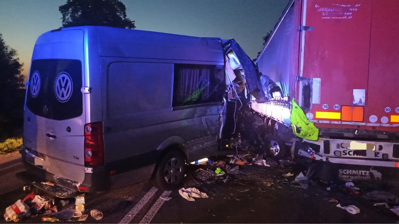 В Польше автобус с украинцами врезался в грузовик: есть погибшая и пострадавшие