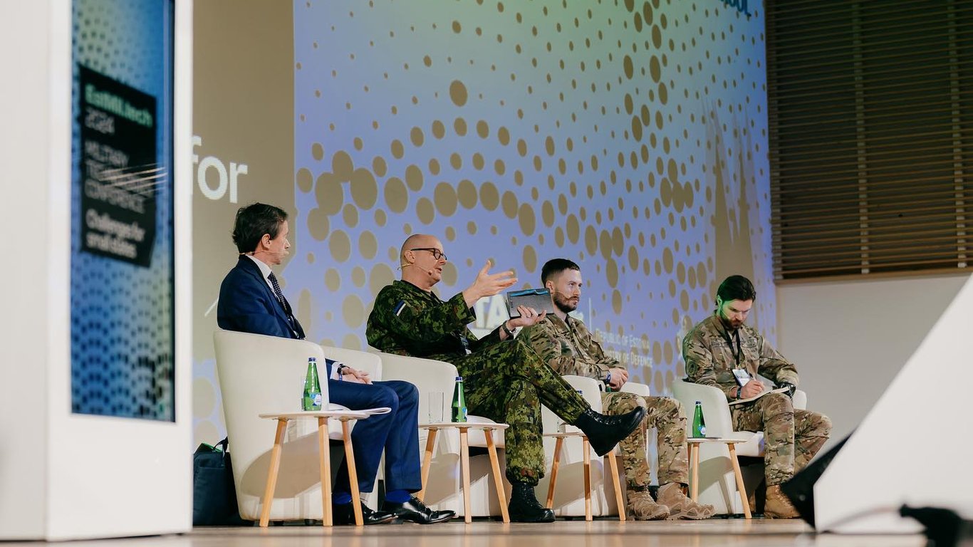 Бійці полку "Азов" обмінялися військовим досвідом з естонськими офіцерами